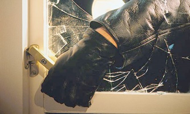 Trei puşti de 10, 11 şi 13 ani, cercetaţi pentru furturi din locuinţe